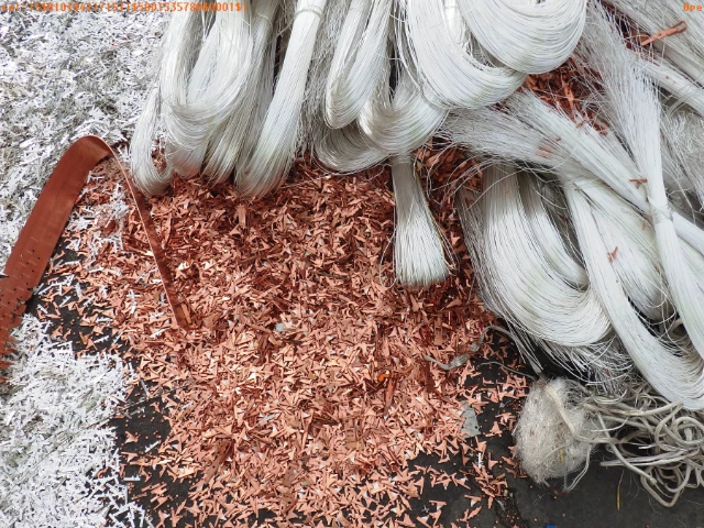 Versilberte Stanzabfälle