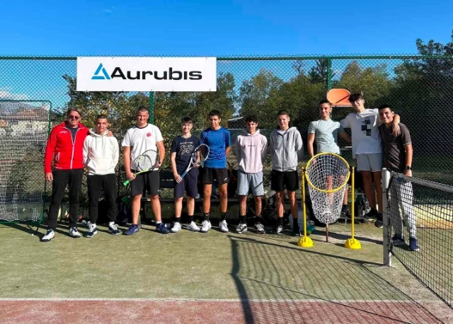 Тенис на корт