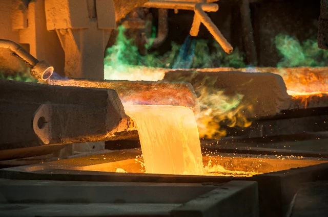 Aurubis_Standort Hamburg_Rohhütte_Flüssigkupfer_Anodengiessrad