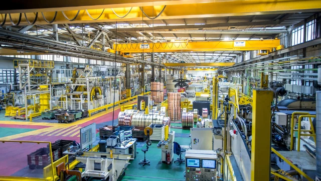 Aurubis Stolberg Halle Bandproduktion_Blick in Walzwerk Halle 2022 copyright Aurubis 16x9